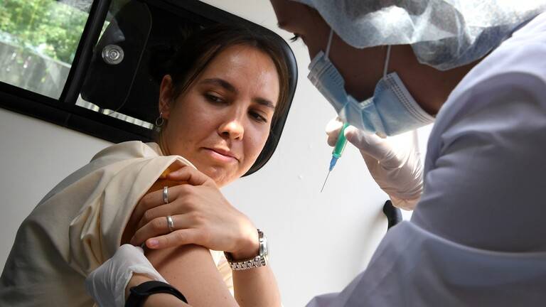 وزير روسي يحدد شرطا للتغلب على فيروس كورونا في البلاد