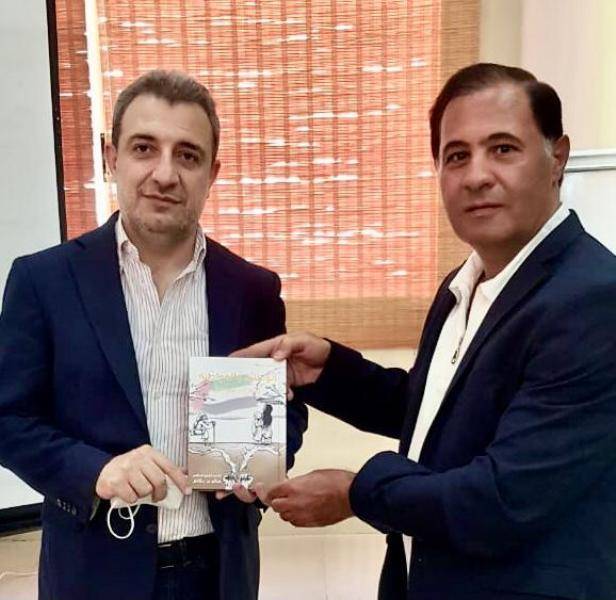 أبو فاعور تسلم من حسن بحمد كتابه الجديد