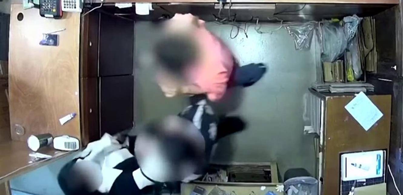 زوجة سفير تضرب موظّفة.. وتتسبب بإقالة زوجها من منصبه!