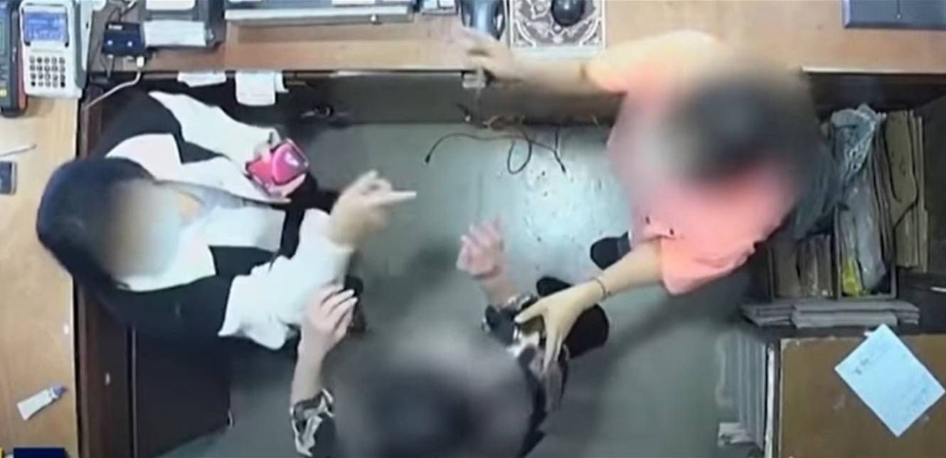 زوجة سفير تضرب بائعة وتتسبب بإقالة زوجها (فيديو)