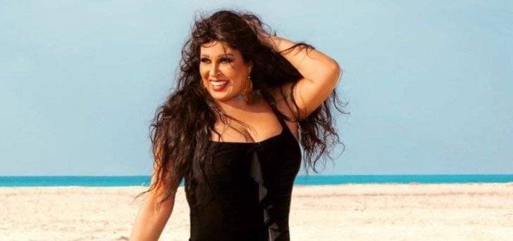 فيفي عبده بفستان قصير على البحر