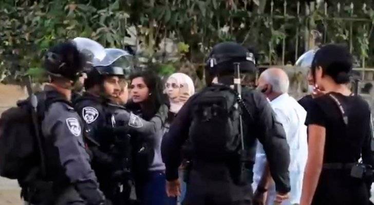 فيديو يوثق تعنيف الجيش الإسرائيلي لصحفية ومصور في حي الشيخ جراح