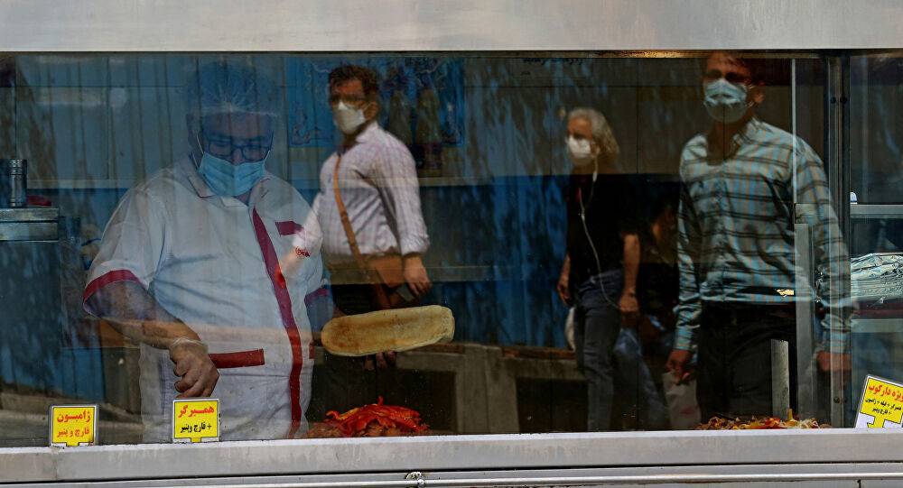 إيران... لجنة تنفيذ أمر الخميني تسلّم "الصحة" 48 مليون جرعة من لقاح كورونا المحلي