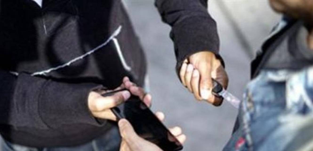 سرقة هاتف من داخل سيارة مواطنة اثناء انتظارها