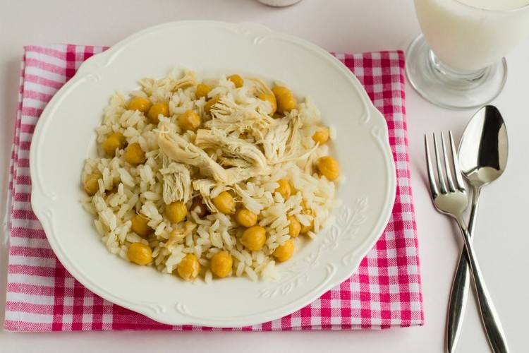 أرز بالدجاج والحمص