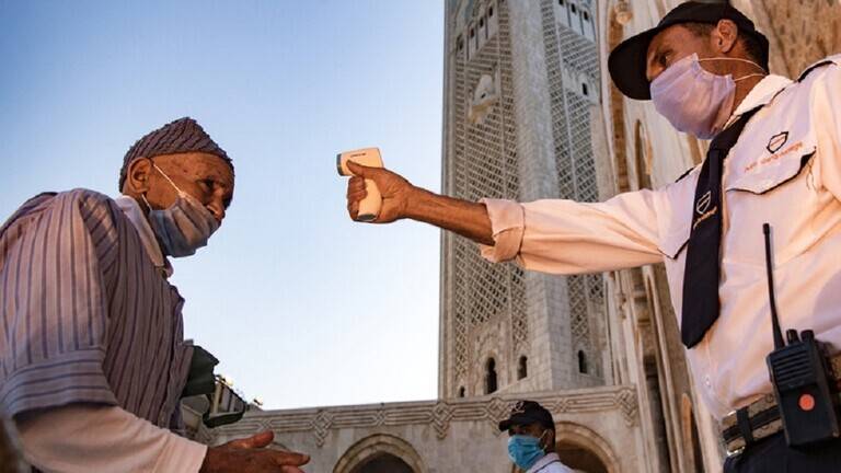 الملك المغربي يأمر بفتح المساجد المغلقة في المملكة