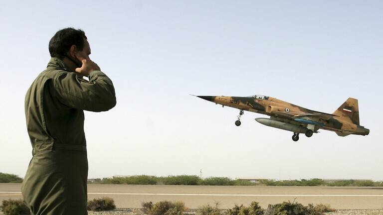 مقتل طيارين اثنين في تحطم مقاتلة إيرانية من نوع "F5" في قاعدة دزفول جنوبي البلاد