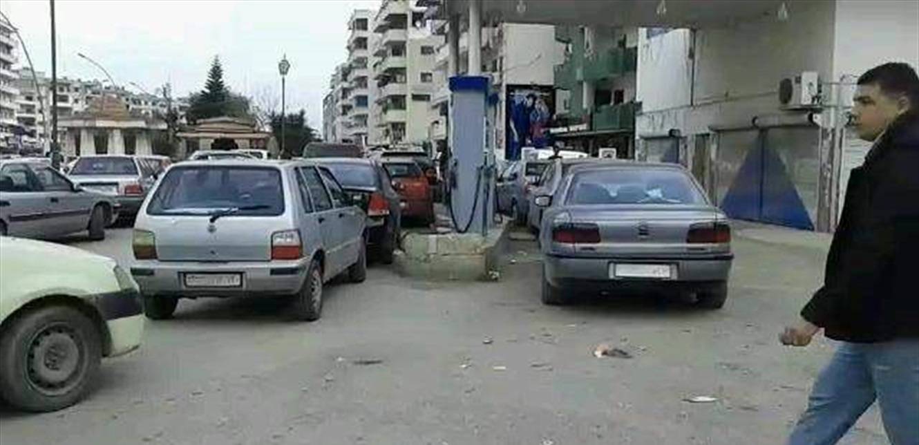 بعد طول انتظار على محطات الوقود... اصيب بازمة صحية (فيديو)