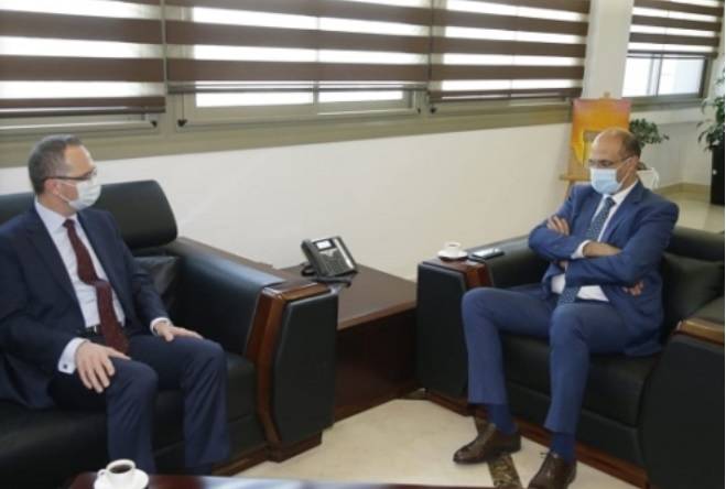 الوزير حسن عرض والسفير التركي مجالات التعاون واستقبل الجسر