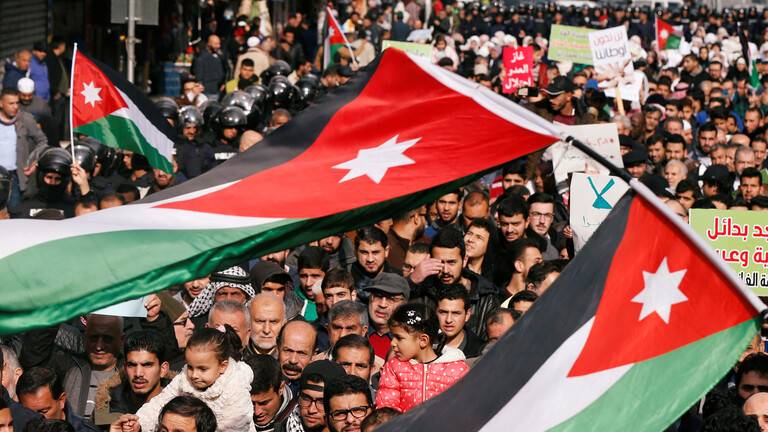 نائب أردني يقدّم استقالته بعد تجميد عضويته على خلفية مداخلة له بشأن انقطاع الكهرباء