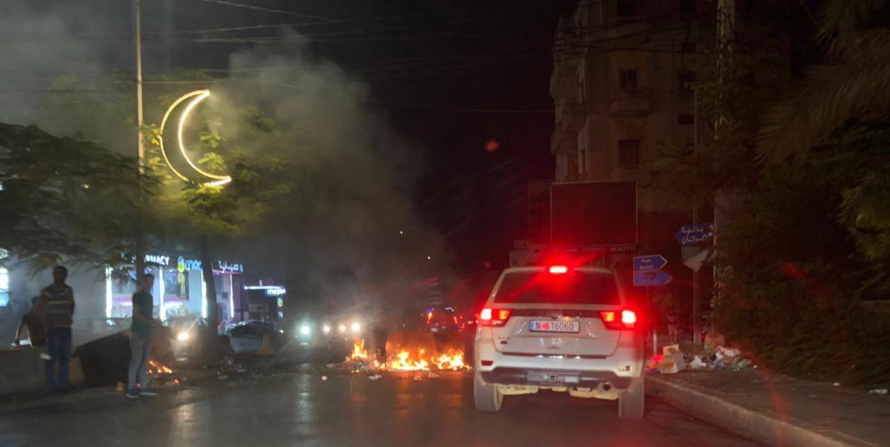 محتجون قطعوا الطريق عند تقاطع ايليا واضرموا النار بمستوعبات النفايات