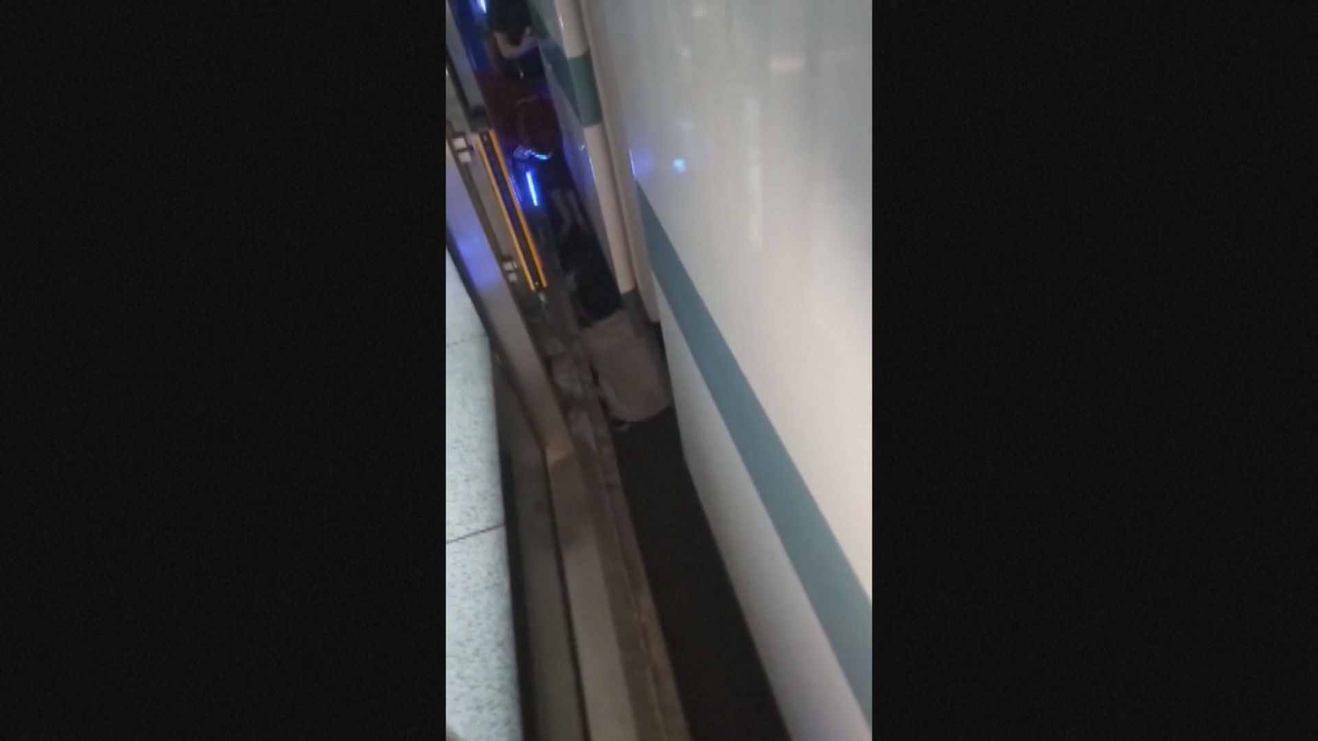 رجل يخاطر بحياته لإنقاذ رضيع سقط بين القطار ورصيف المحطة
