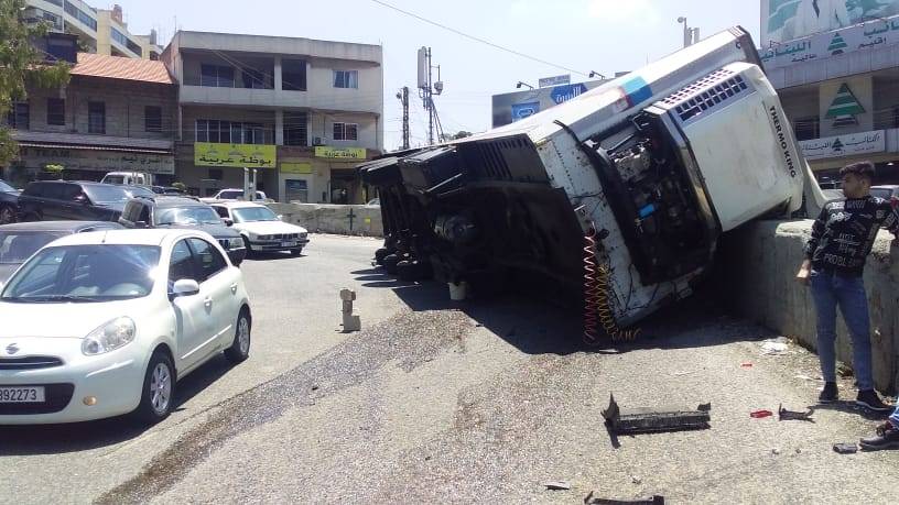 إنقلاب صهريج مياه على منعطفات الكحالة