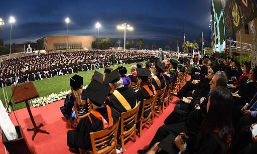 الجامعة الأميركية في بيروت تخرج طلابها