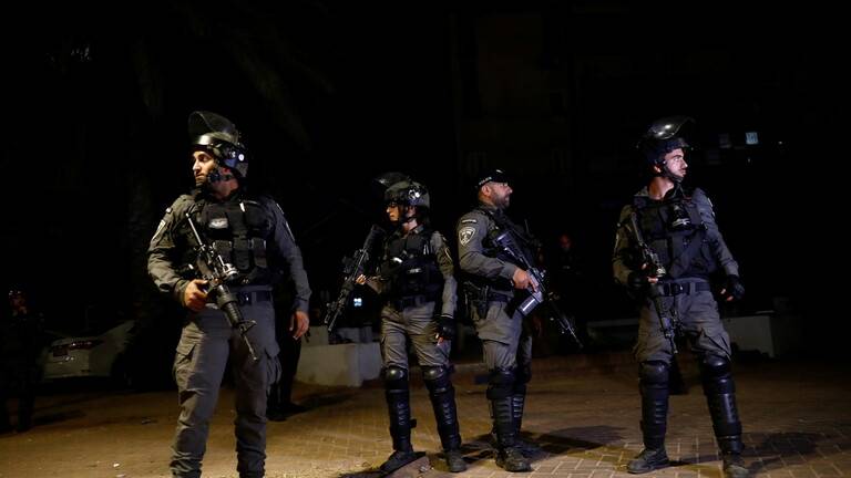 بالفيديو..قوات الإحتلال تعتقل الناشطة الفلسطينية منى الكرد وتستدعي أخيها