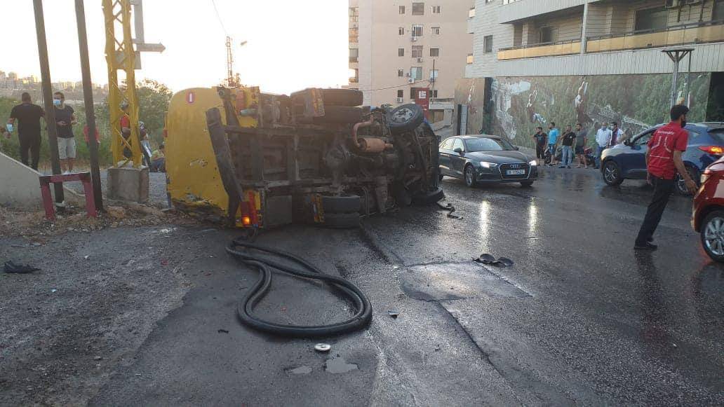 جرحى نتيجة انقلاب صهريج على طريق عام المنصورية