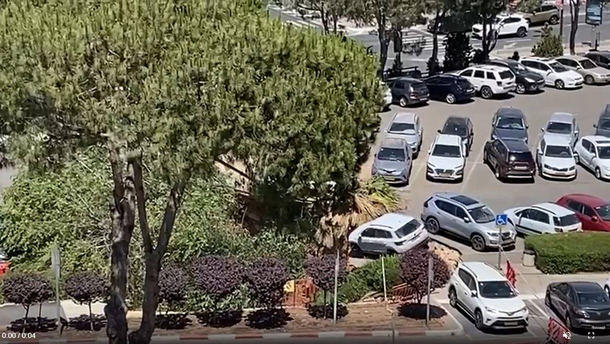 انهيار أرضي يبتلع سيارات في مرآب مستشفى