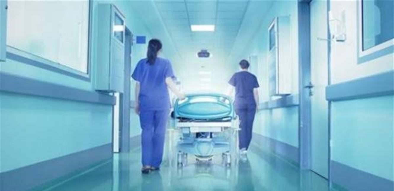 فنان يطلب الدعاء لابنته من أمام غرفة العمليات (صورة)
