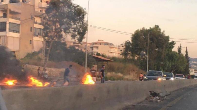 احتجاجا على ارتفاع الدولار.. هذه هي الطرقات المقطوعة