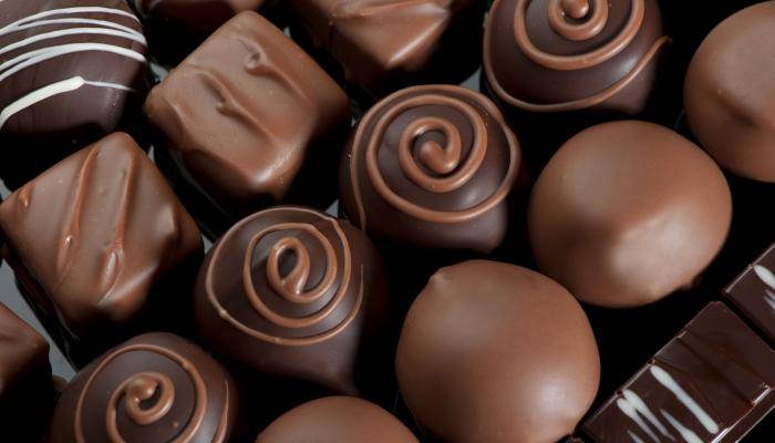 ماذا يحدث لبشرتك عند تناول الحلوى يومياً؟