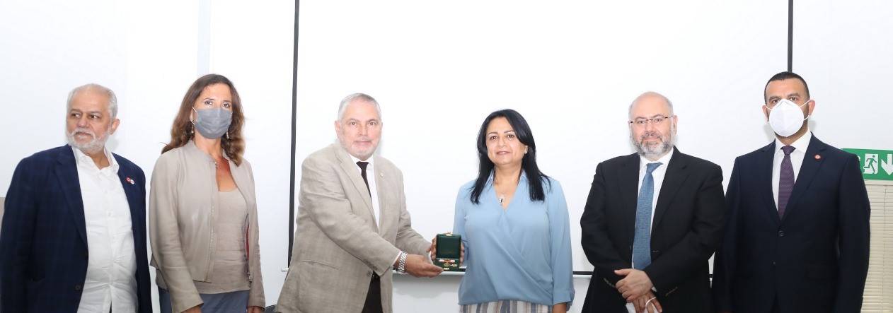 اللجنة الدولية للصليب الأحمر تمنح رئيسة مصلحة التمريض في مستشفى رفيق الحريري الجامعي وسام "فلورانس نايتنغيل"