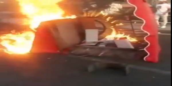 بعد مطالبته بإزالتها.. مواطن يحرق بسطة فول عائدة له