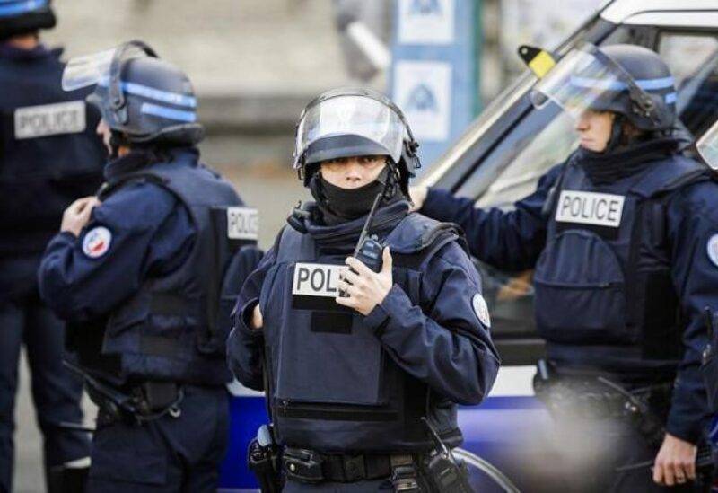 فرنسا.. العثور على أسلحة بمنزل مشتبه به في قضية صفع الرئيس ماكرون