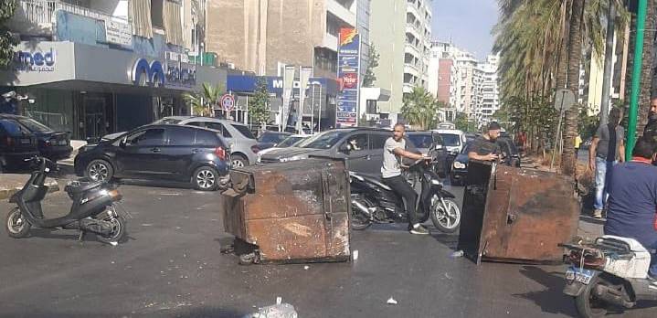 بالفيديو... القوى الأمنية تحاول فتح طريق المزرعة