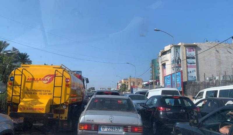 طوابير المحطات تُحوّل بيروت الى موقف كبير