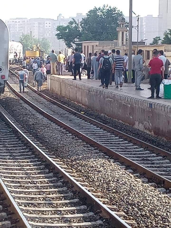 خروج عربة قطار عن القضبان في محطة "بنها" المصرية