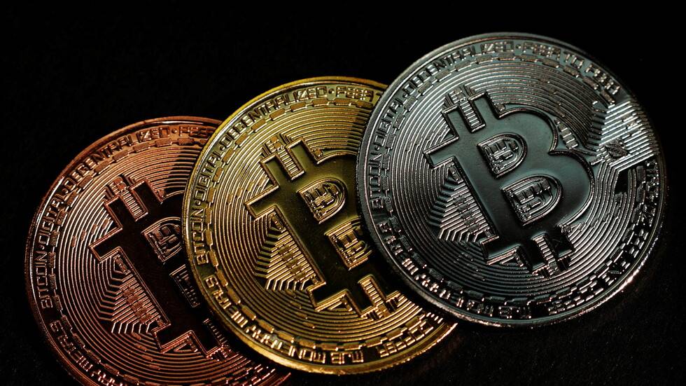 "سعرها بسعر الدولار".. أول دولة في العالم تعتمد عملة "البيتكوين" كوسيلة للدفع