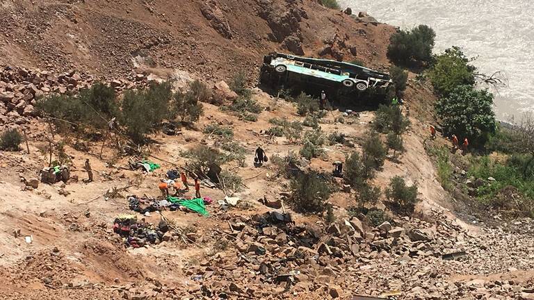 مصرع 17 شخصا إثر سقوط حافلة في واد جبلي في بيرو