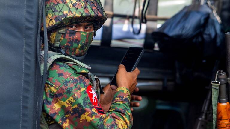 مقتل 12 شخصا على الأقل في حادث تحطم طائرة عسكرية في ميانمار