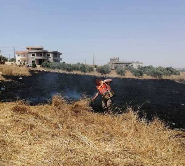 إخماد حريق في حقل قمح في مجدل سلم