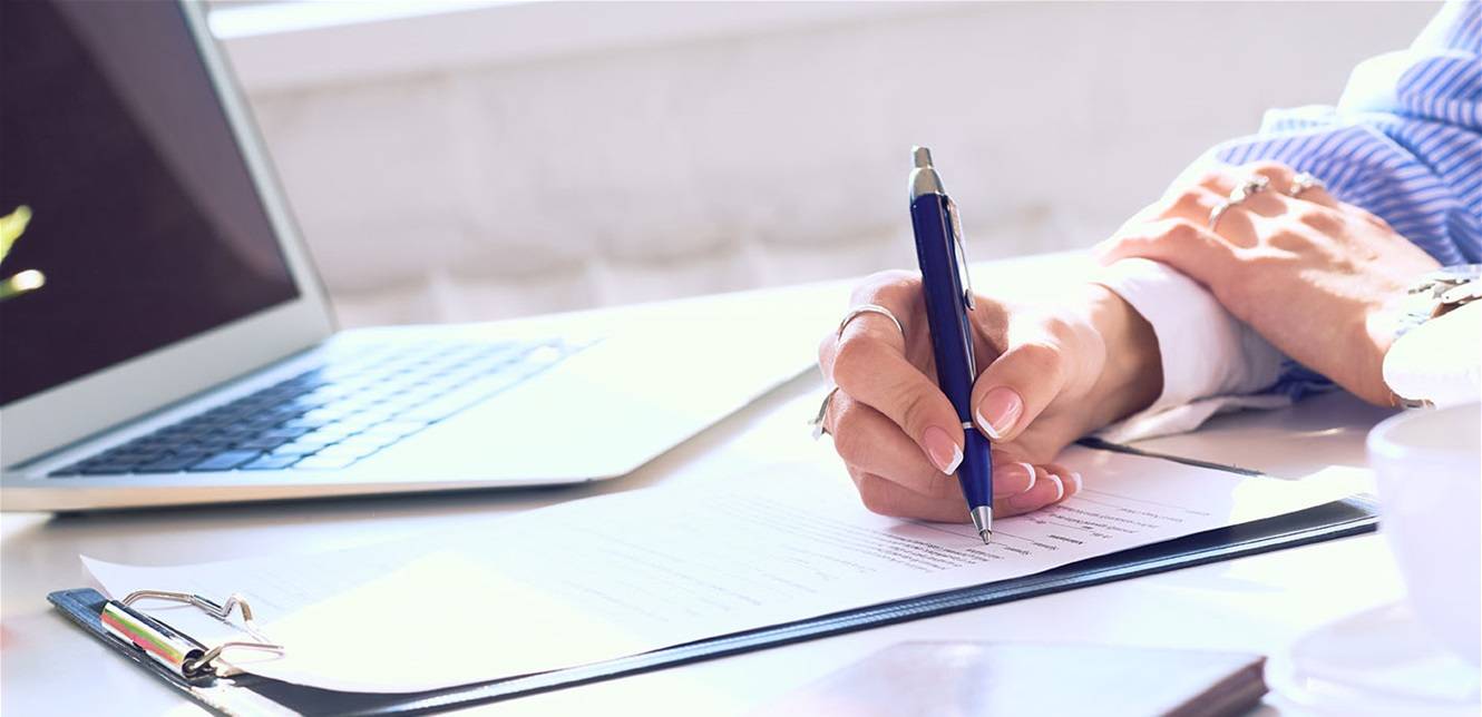 قصة كفاح.. والدة تنكرت بملابس الرجال لمدة 50 سنة لإعالة ابنتها