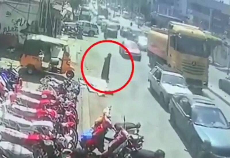 بالفيديو: حادث مأساوي.. شاحنة تصدم سيّدة وسط الطريق