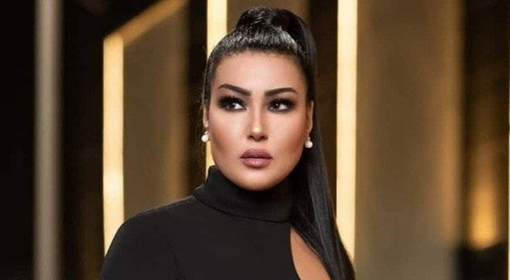 متابعة تسخر من فستان سمية الخشاب.. وهي ترد
