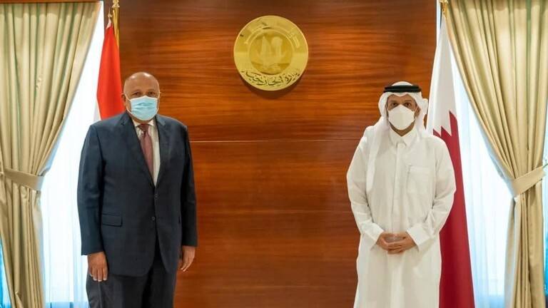 وزير الخارجية المصري ونظيره القطري يعقدان مباحثات في الدوحة