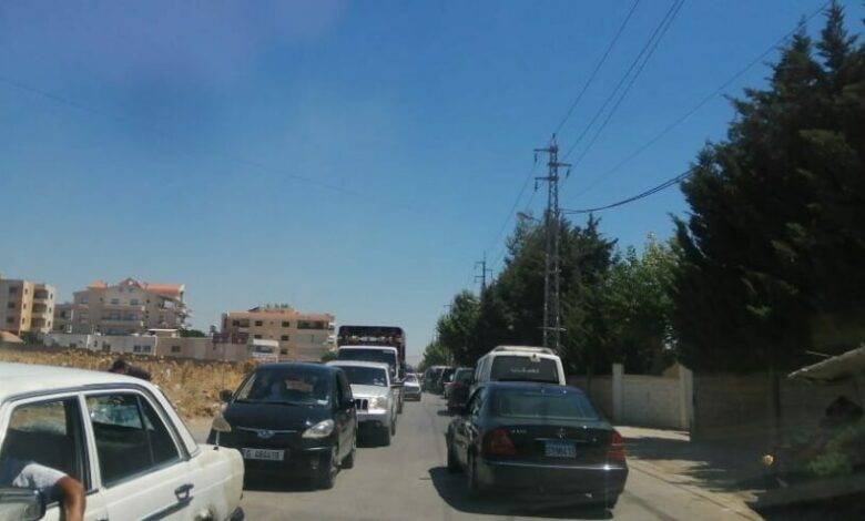 فتح طريق تعلبايا بعدما أقفله محتجون