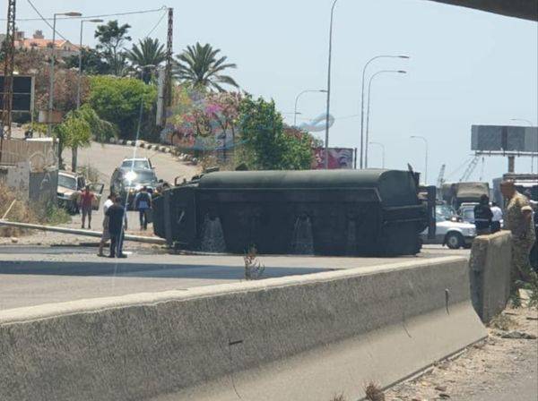 إنقلاب صهريج بنزين على أوتوستراد الناعمة