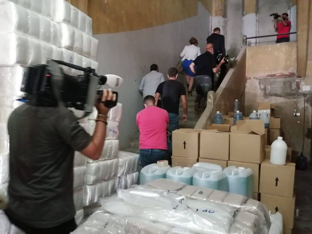 مداهمة مستودعا للمواد الطبية في بيروت