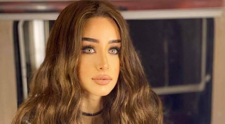 هنا الزاهد تطلب الدعاء لوالدتها