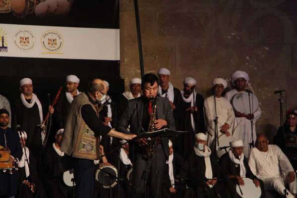 سفير كوريا الجنوبية يعزف في مهرجان الطبول المصري