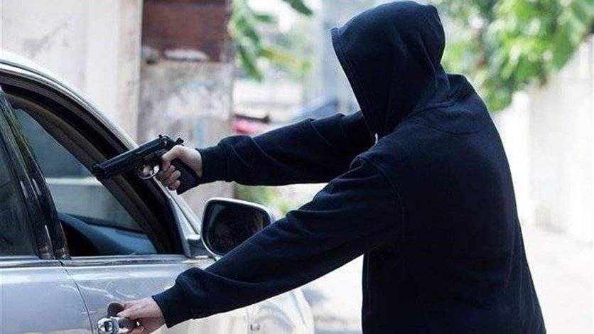 مجهولان ينتحلان صفة أمنية سلبا سيارة بقوة السلاح