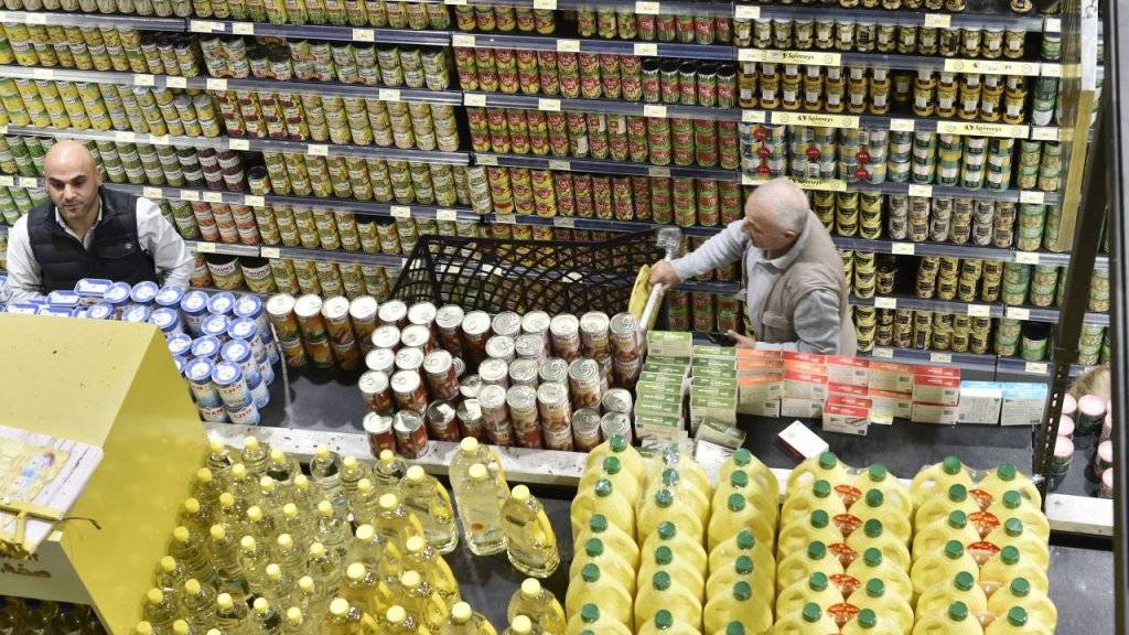 الدولار بـ ١٨٠٠٠ ليرة في بعض المحلات و السوبرماركت