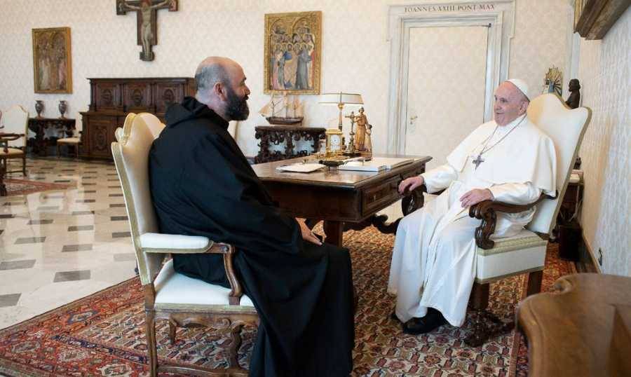صليب مصنوع من حطام انفجار المرفأ الى البابا فرنسيس