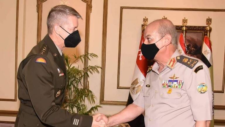 وزير الدفاع المصري يلتقي قائد الحرس الوطني الأمريكي في القاهرة