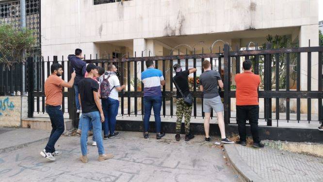 شبان رشقوا مبنى مصرف لبنان في صيدا بالحجارة