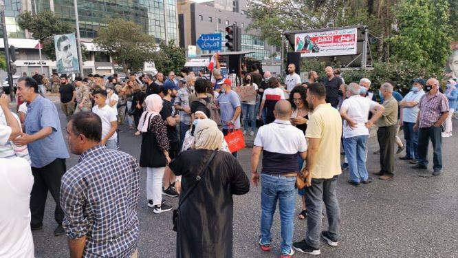 محتجون قطعوا بأجسادهم الطريق عند تقاطع إيليا
