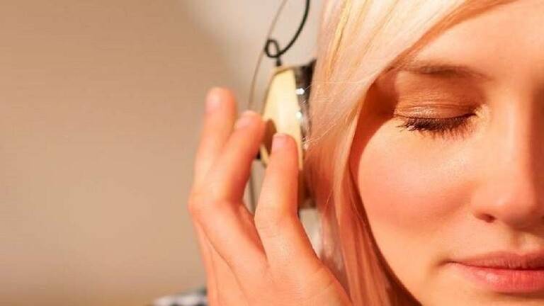 الاستمرار المزعج في تكرار أغنية محددة في رأسك يحمل فائدة هامة للدماغ